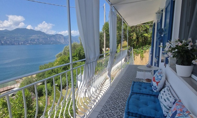 Brenzone sul Garda Cottage | The Nest small cottage facing the lake