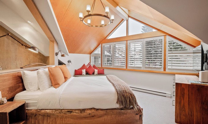 Whistler Village Condo | The Nest | Central, Luxury Unit | Free Parking