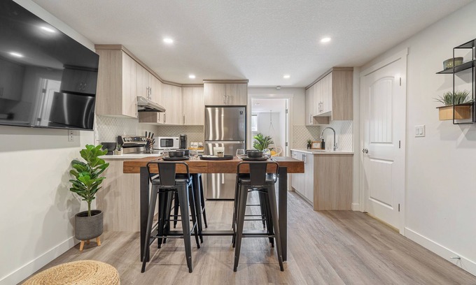 Southeast Calgary House | The Nest | Cozy | 2beds >10 min Dt | Free Parking