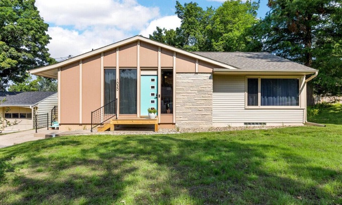Cedar Rapids House | The Nifty Fifties in a Quiet Location