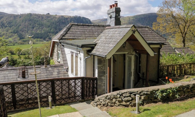 Llanrwst Cottage | THE NOOK, country holiday cottage, with a garden in Maenan