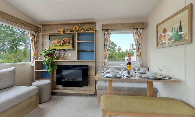 Newton Saint Cyres Ski Chalet | The Nook Splash Retreat - Pool & Fishing Nearby