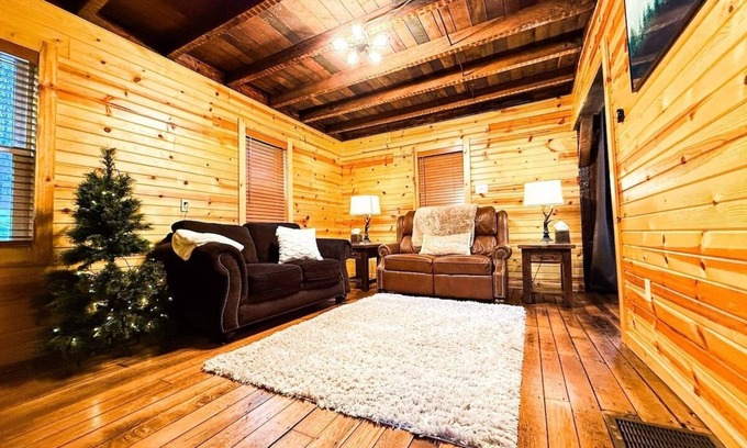 Dundee House | The Oaks | Cozy 1920s Farmhouse | Hot Tub
