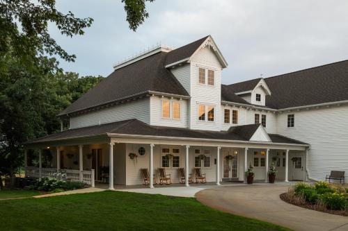 Spirit Lake Bed & Breakfast | The Oakwood Inn