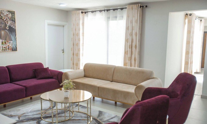 Accra House | The Oasis. Luxury. Airport pick up+WiFi+Breakfast items. Peaceful yet central