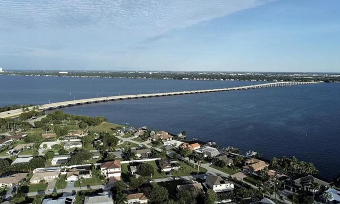 Caloosahatchee House | The Oasis