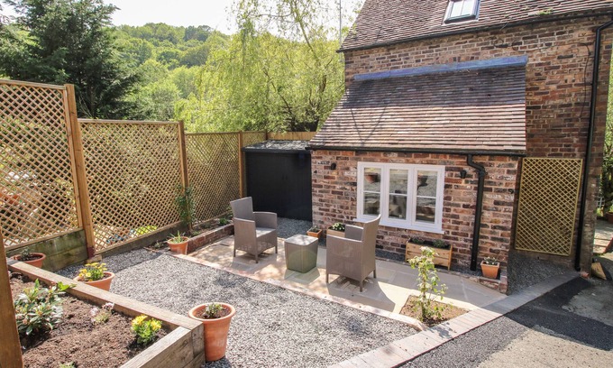 Coalbrookdale House | THE OFFICE, romantic, with a garden in Ironbridge