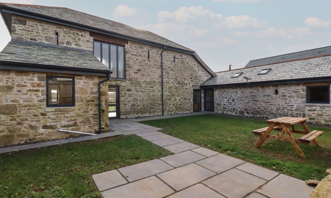 Fivelanes Cottage | THE OLD CATTLE BARN, pet friendly, with a garden in Launceston