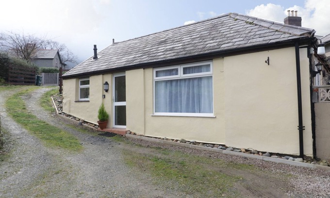 Penmaenmawr Cottage | THE OLD COACH HOUSE, family friendly, with a garden in Penmaenmawr