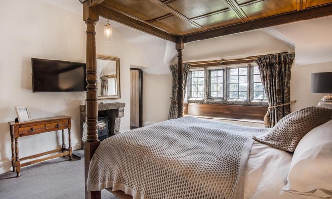 High Peak Hotel | The Old Hall Inn