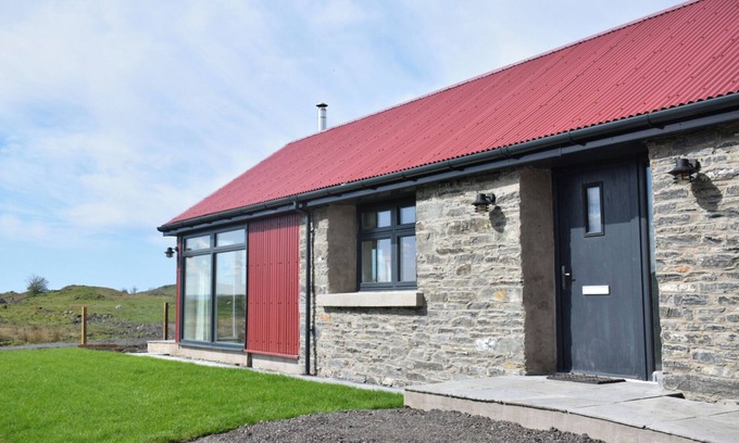 Oban Cottage | THE OLD HOUSE, BALURE, pet friendly, with open fire in Lismore