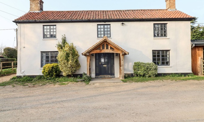 Ely Cottage | THE OLD RED LION, pet friendly in Wentworth, Ely, Cambridgeshire