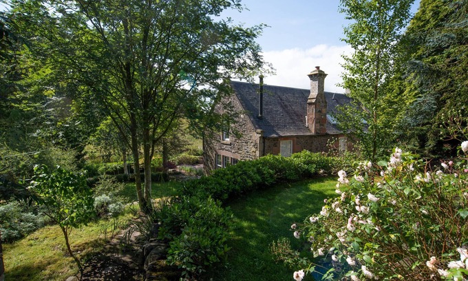 Hume Cottage | The Old School, Hume - sleeping 4 guests in 2 bedrooms