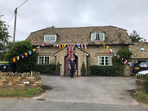 Bourton Bed & Breakfast | The Old School, Idbury, OX7 6RU