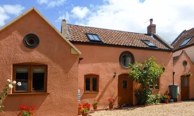Weston-super-Mare Cottage | THE OLD STABLE, family friendly, with open fire in Weston-Super-Mare