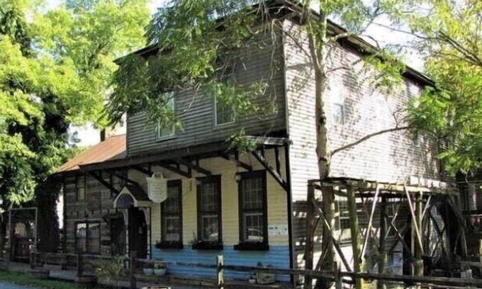 Arthur House | The Olde Mill Inn - single rooms ($129-189) or whole house ($1,000) - per night