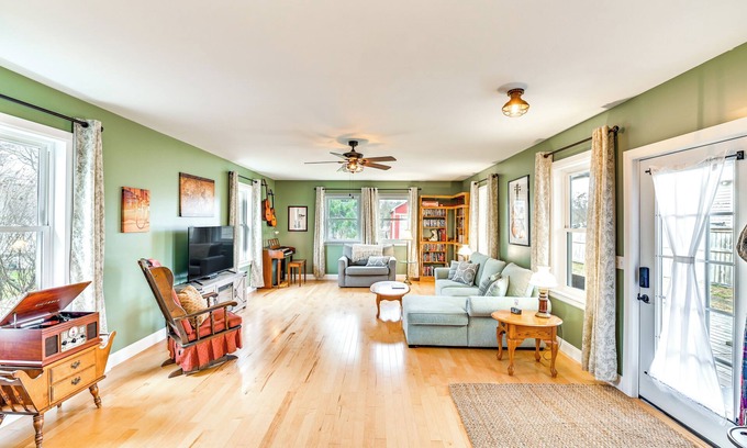 Westerlo House | 'The Olde Westerlo Village House' < 1/2 Mi to Park