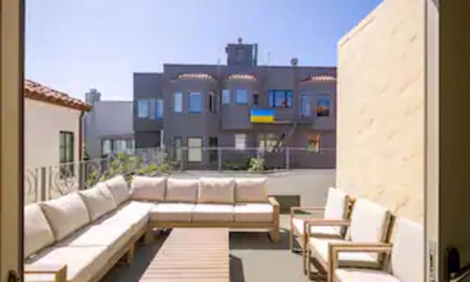 Marina District House | The One on Marina Blvd 4 bedrooms & 4 full bathrooms