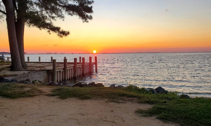Davis Wharf Cottage | The only place to be at sunset !