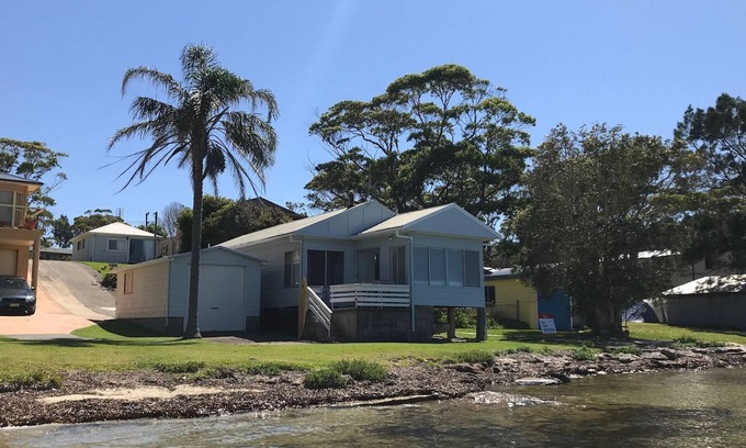 Erowal Bay House | The Palm Tree Cottage - Absolute Waterfront - 5 mins to Hyams Beach