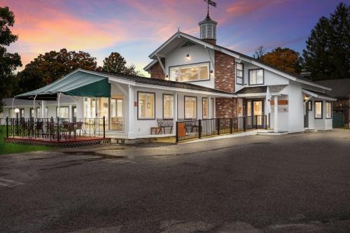 Manchester Center Hotel | The Palmer House Resort, an Ascend Collection Hotel