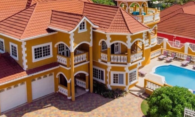 Galina House | The Palms at Galina *Luxury Rental* Fully Staffed