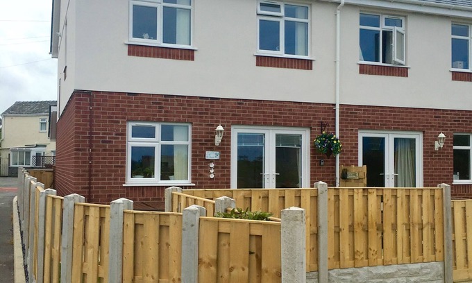 Tyn-y-Gongl House | The Palms Holiday Home Near Beautiful Benllech Beach - children and pet friendly