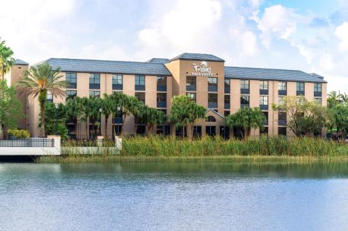 Ludlam Hotel | The Palms Inn & Suites Miami, Kendall, FL
