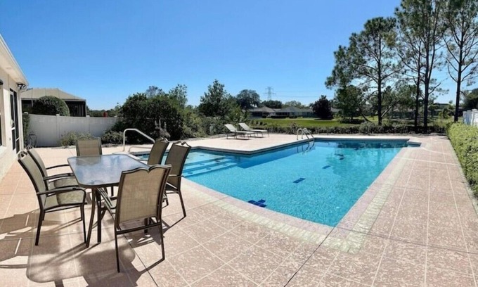 Briar Meadow House | The Palms. Luxurious, pool, viewn