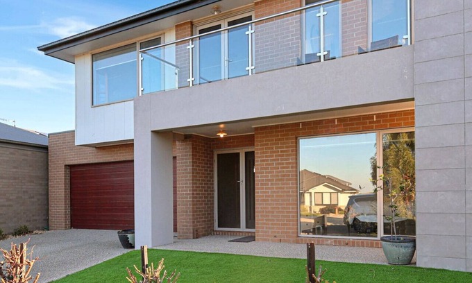 Portarlington House | The panorama retreat- sleeps 12, aircon, brand new