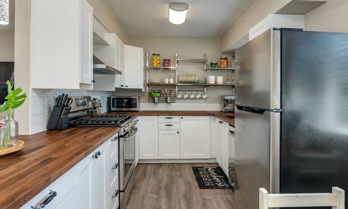 Gilbert Homes House | The Park House - Downtown Gilbert - Spa - Large Backyard with Games