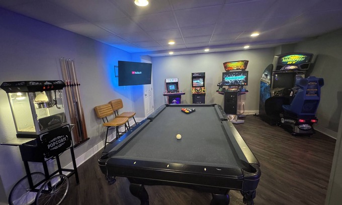 Dubuque House | The Parkview House. Hot Tub, Arcade & Park!