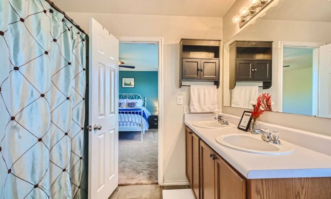 Medina Valley House | The Patriot House + Pet Friendly+Hot Tub +Fire Pit