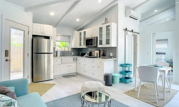 Disston Heights House | The Peacock Cottage/Downtown 10min
