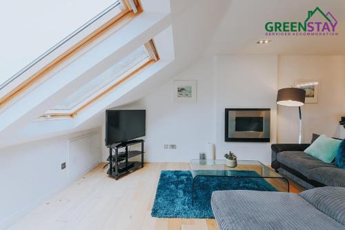 Newquay City Centre Apartment | "The Penthouse Newquay" by Greenstay Serviced Accommodation - Spacious 3 Bed 3 Bath Apt with Sea Views, Sun Terrace & Private Parking - Perfect For Families, Small Groups & Business Travellers - 5 Mins To Beaches, Shops & Restaurants - Dog Friendly