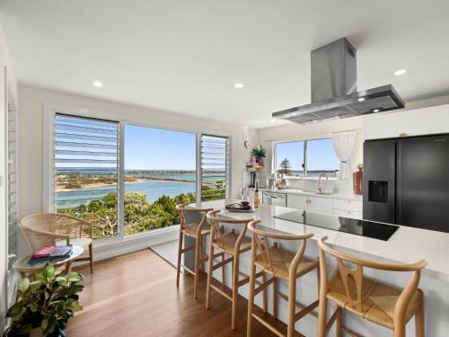 East Ballina Apartment | THE PENTHOUSE - Spectacular Views of the Bay, and the Ocean! Only 150m to Shaws Bay