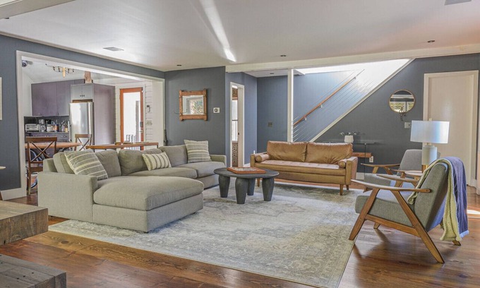 Pond Eddy Apartment | The Perch– Stylish River Retreat Nr Delaware River