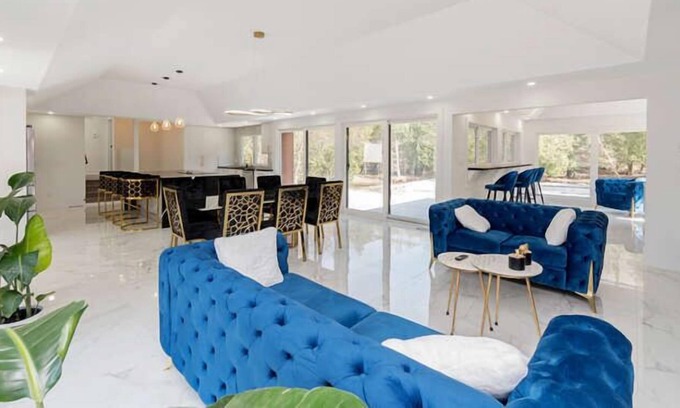 Mono House | The perfect place to let your hair down and enjoy.