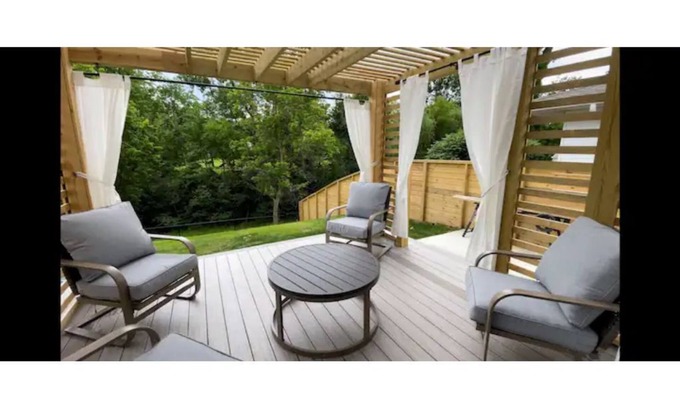 Columbus House | The Pilot's Private Home 4BR/2BA w/Pergola