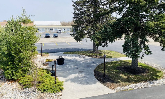 Owosso Hotel | The Pines Country Inn
