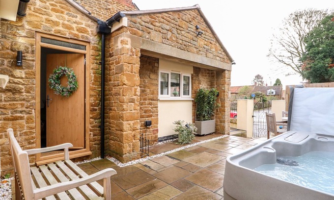 Wymondham Cottage | THE PINFOLD, pet friendly, with hot tub in Melton Mowbray
