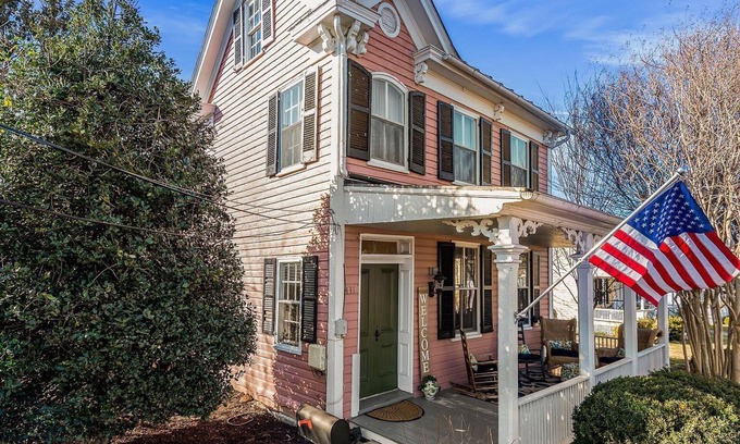 Leesburg House | The PINK PEARL in Historic Leesburg