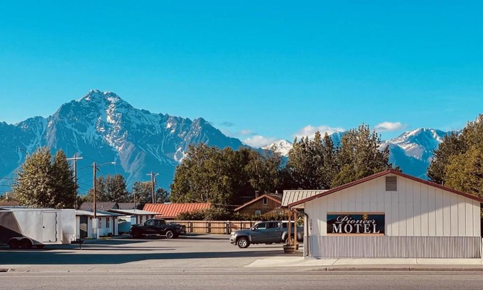 Palmer Hotel | The Pioneer Motel