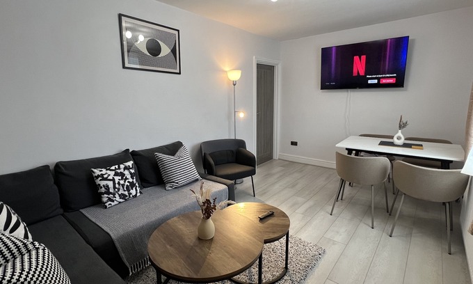 Broadheath House | The place: 3-bed ensuite home, king beds! Airport, Free Parking