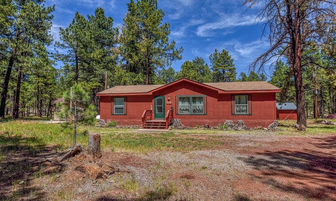 Parks House | The Ponderosa | Scenic Forest Views | Fire Pit & BBQ | Pet-Friendly | Now with Wi-Fi