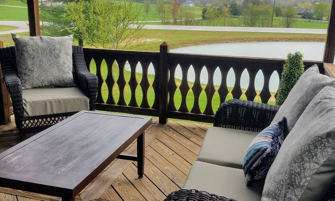 Mariah Hill House | The Potter Cottage -A great family getaway 3 miles from Holiday World