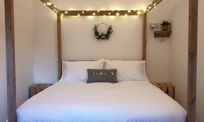 St. Florence House | The Potting Shed nr Tenby: HotTub, 100"Projector, 4PosterBed