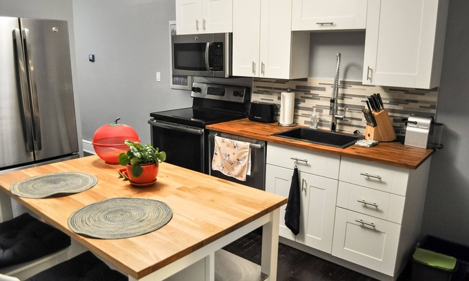 Queens Square Apartment | "The Preston" Downtown CORE close to everything