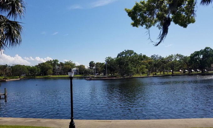 Baywood Village House | THE PRICE IS RIGHT! Monthly Rates! Laundry room Smart TV Deck GRILL No pet fee