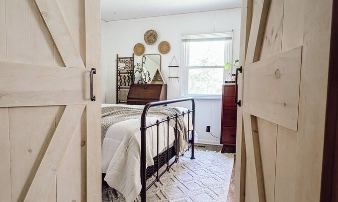 Charlestown House | The Quaint Cottage near Louisville and popular attractions